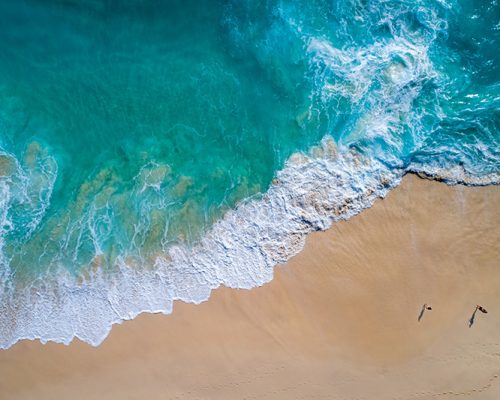 Deux personnes sur la plage d'un océan